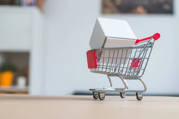 Online Shopping Pakketdienst Concept Miniatuur Winkelwagentje Witte Doos — Stockfoto