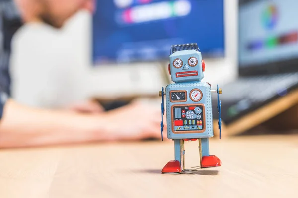 Toy Robot Desktop Man Working Computer Background Symbol Artificial Intelligence — Stock Photo, Image