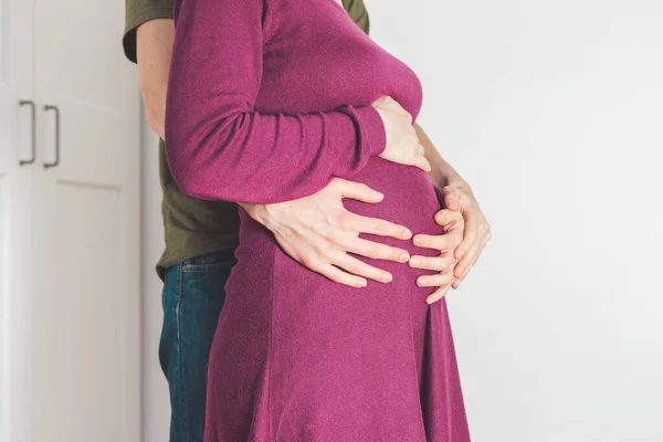 Mujer Embarazada Con Marido Habitación —  Fotos de Stock