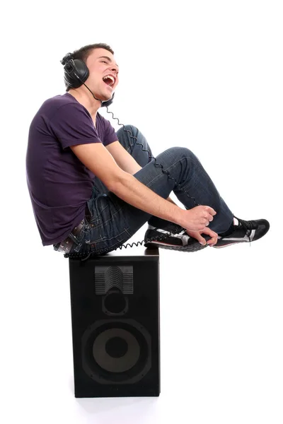 Joven Hombre Casual Escuchando Música Aislado Fondo Blanco — Foto de Stock