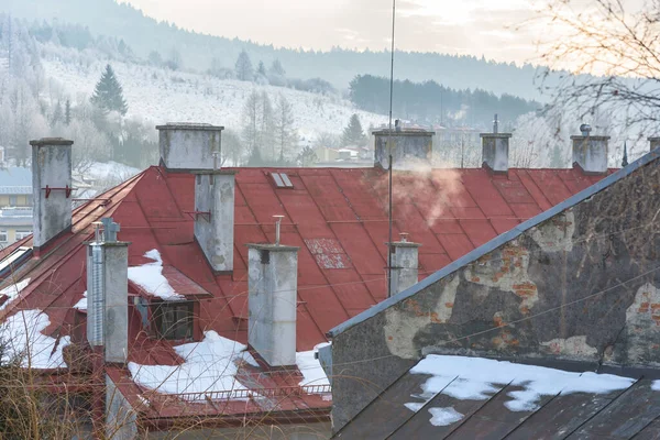 Füstölgő Kémények Megtekintése Lakóházak Tetőin Télen — Stock Fotó