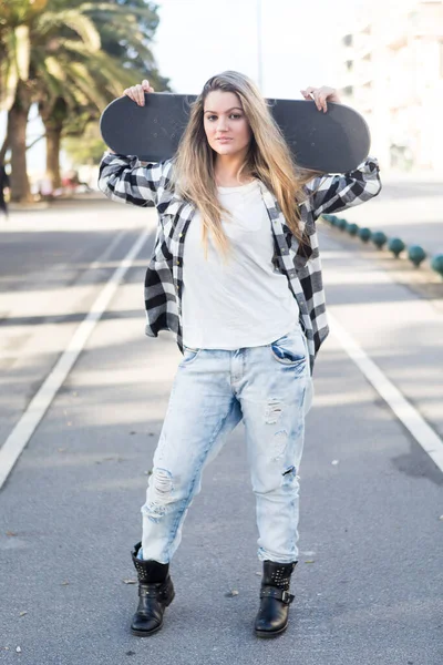 Jovem Menina Bonita Com Skate Cidade — Fotografia de Stock