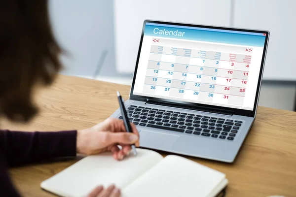 Mirando Calendario Agenda Horario Organizador Nombramientos —  Fotos de Stock