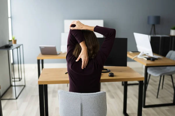 Ofis Masasında Esneme Egzersizi Şteki Kadın — Stok fotoğraf