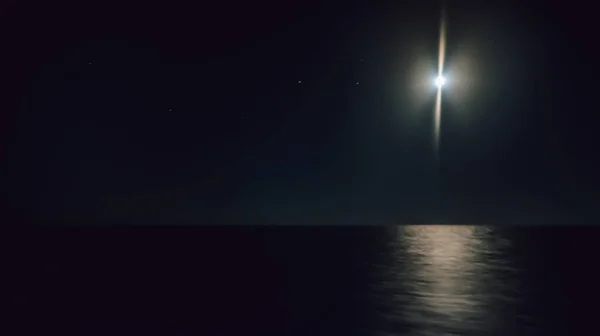 Heller Mond Der Sich Nachts Auf Dem Meer Spiegelt — Stockfoto