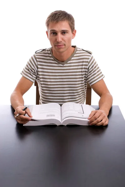 若い男読書本上の白い背景 — ストック写真