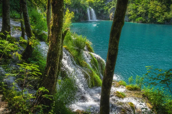 Şelaleler Kayalardan Dökülüyor Turkuaz Renkli Göle Dökülüyor Plitvice Lakes Ulusal — Stok fotoğraf