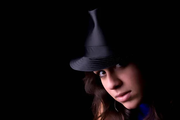 Όμορφο Κορίτσι Μαύρο Καπέλο Και Καπέλο Μάγισσας Σκούρο Φόντο — Φωτογραφία Αρχείου