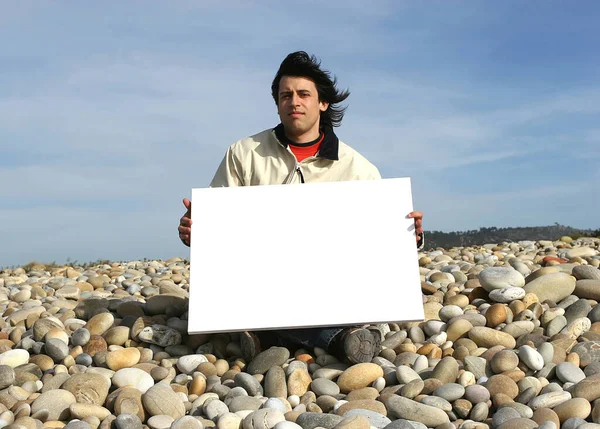 Jonge Man Met Een Witte Kaart Het Strand — Stockfoto