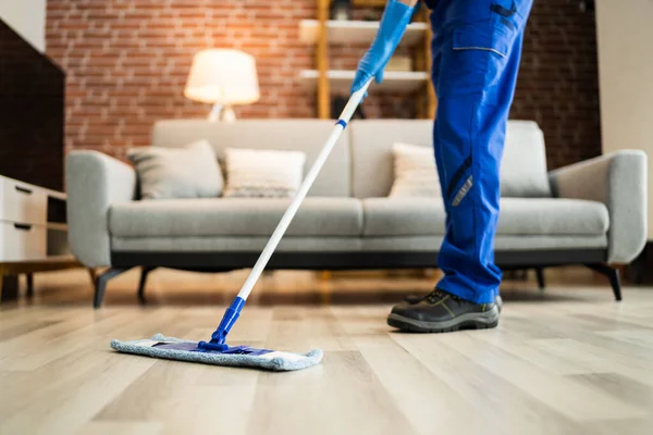 Home Serviço Limpeza Piso Homem Mopping Sala Estar — Fotografia de Stock