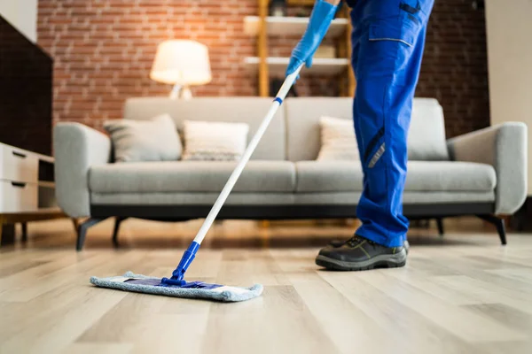 Schoonmaakdienst Vloer Man Dweilen Woonkamer — Stockfoto