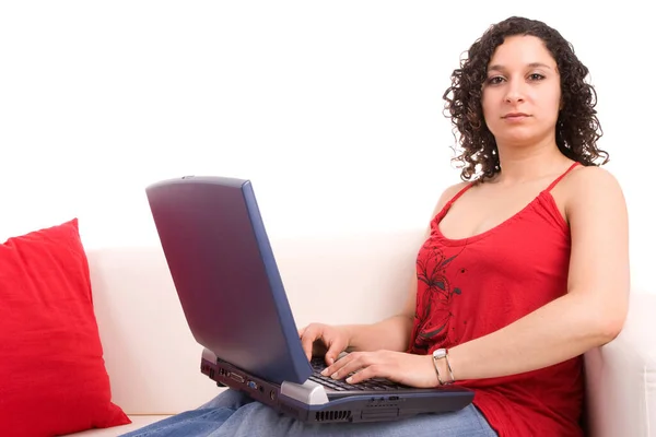白い背景にノートパソコンとコンピュータが隔離された若い女性は — ストック写真