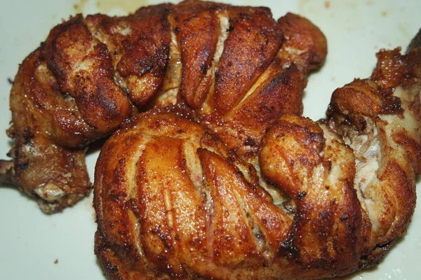 Τηγανητά Ψητά Κομμάτια Κοτόπουλου Μαριναρισμένα Μπαχαρικά Νόστιμο Νόστιμο Τηγανιτό Κοτόπουλο — Φωτογραφία Αρχείου