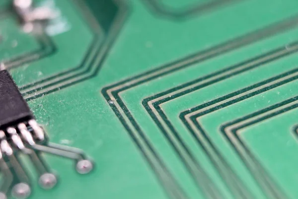 回路ラインとチップ付きの電子基板 緑のボードのマクロビュー — ストック写真
