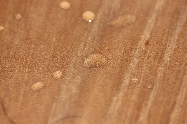 木製の床に水滴の選択的なフォーカスビューを閉じます 木製ボード上の抽象的な雨滴パターン — ストック写真