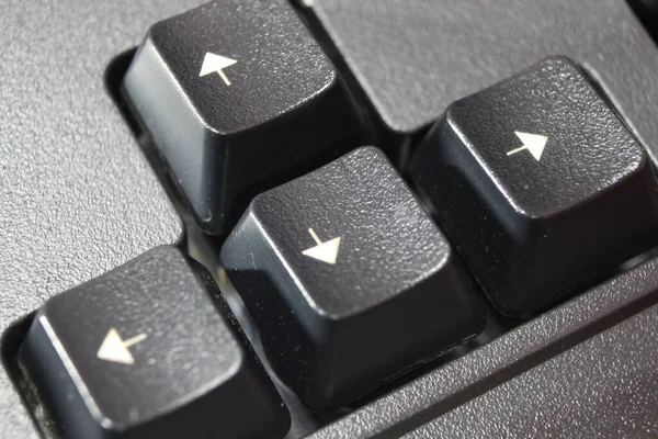 白い文字と数字とノートパソコンのコンピュータのキーボードの黒いキーの閉鎖 白い文字と黒のキー — ストック写真