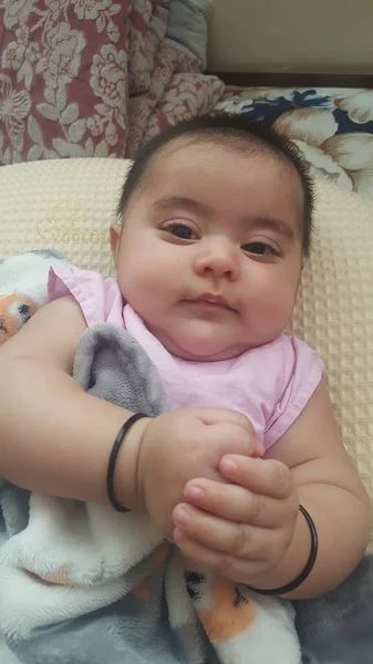 Baby Mädchen Mit Wunderschönem Gesicht Großen Augen Und Süßer Mimik — Stockfoto