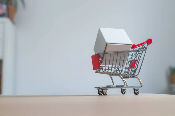 Online Shopping Och Paketservice Koncept Miniatyr Kundvagn Och Vit Låda — Stockfoto