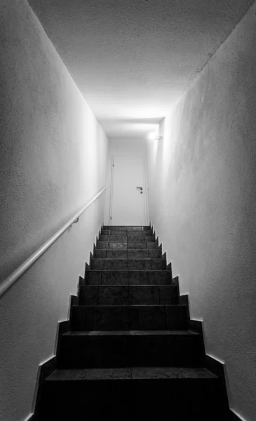 Escaleras Blancas Negras Ciudad —  Fotos de Stock