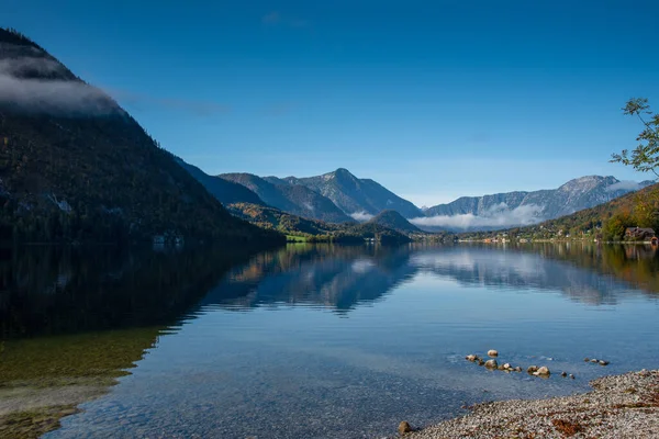 Φθινόπωρο Πρωί Κηλίδες Ομίχλης Στη Λίμνη Grundlsee Στυρία Αυστρία — Φωτογραφία Αρχείου