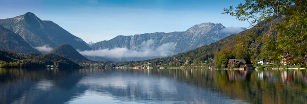 Jesienny Poranek Plamami Mgły Jeziorze Grundlsee Styria Austria — Zdjęcie stockowe