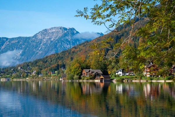 湖の海岸線に初秋の伝統的な住宅グルンドルシー スタイリア オーストリア — ストック写真
