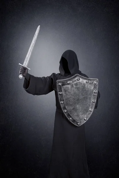 Porträt Eines Brutalen Mannes Mit Schwert Und Maske Auf Schwarzem — Stockfoto