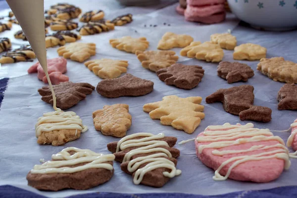 Weihnachtsplätzchen Mit Schokoglasur Und Zimtstangen — Stockfoto