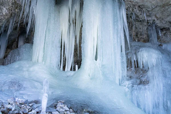 Jégcsapok Sziklákon Téli Erdőben — Stock Fotó