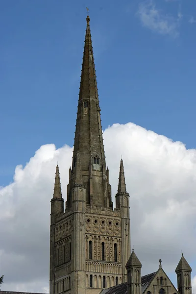 Torre Catedral Norwich Con Más Edificios Primer Plano Fondo Cielo — Foto de Stock