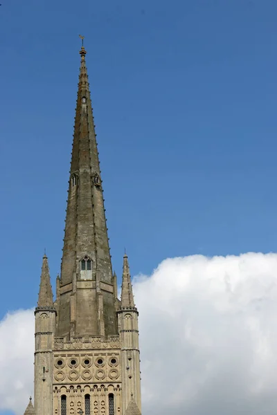 Norwich Katedrális Tornyosul Napsütésben További Épületekkel Előtérben Kék Fehér Felhők — Stock Fotó