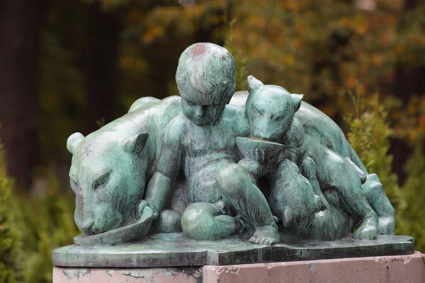 Standbeeld Van Een Prachtig Beeld Het Park — Stockfoto