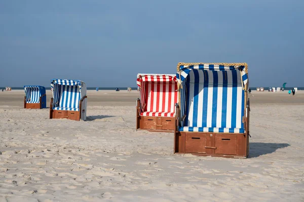 Strandkörbe Sandstrand — Stockfoto