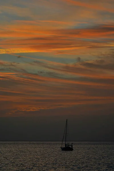 Pequeno Veleiro Oceano Pôr Sol Céu Laranja Azul — Fotografia de Stock