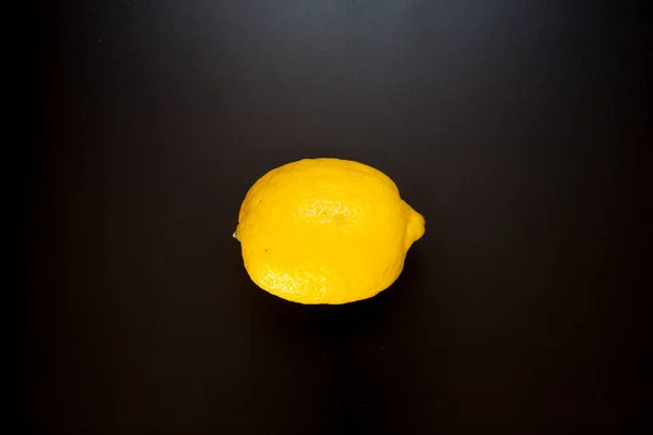 Limón Sobre Fondo Negro — Foto de Stock