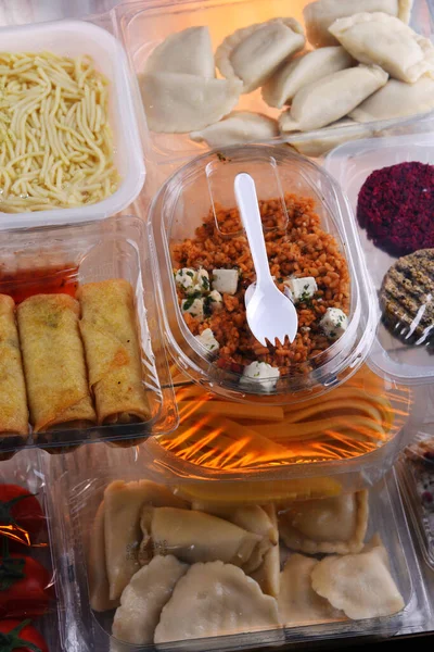 Une Variété Produits Alimentaires Préemballés Dans Des Boîtes Plastique — Photo