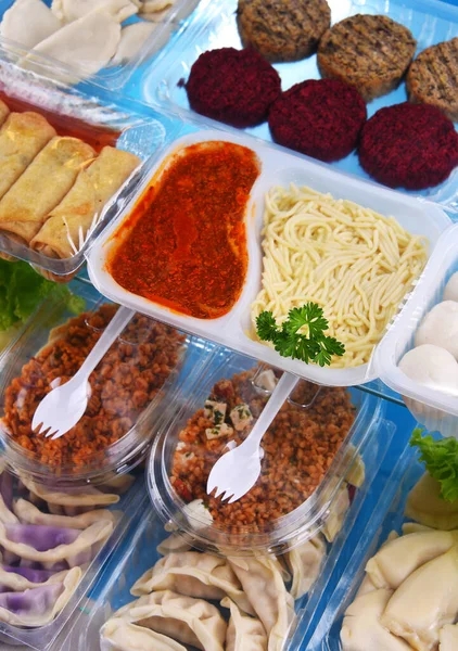 Uma Variedade Produtos Alimentares Pré Embalados Caixas Plástico — Fotografia de Stock