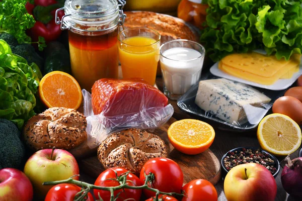 Ahşap Mutfak Masasında Çeşitli Organik Gıda Ürünleri — Stok fotoğraf