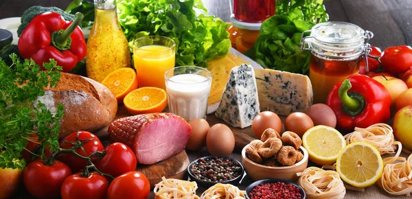 Ahşap Mutfak Masasında Çeşitli Organik Gıda Ürünleri — Stok fotoğraf