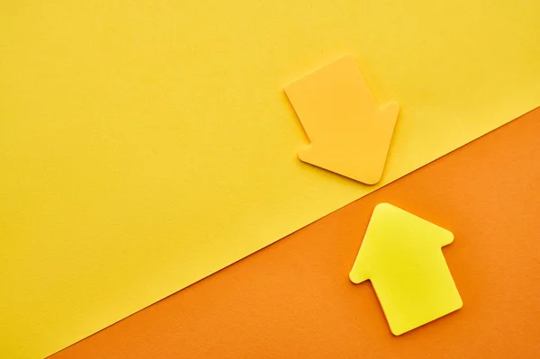 Κίτρινα Και Πορτοκαλί Μαγνητικά Βέλη Κοντά Είδη Γραφικής Ύλης Γραφείου — Φωτογραφία Αρχείου