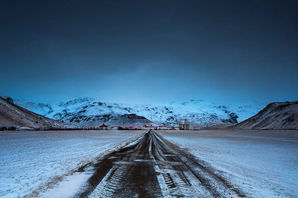 Krásná Zimní Krajina Cesta Vede Malé Vesnice Která Nachází Úpatí — Stock fotografie