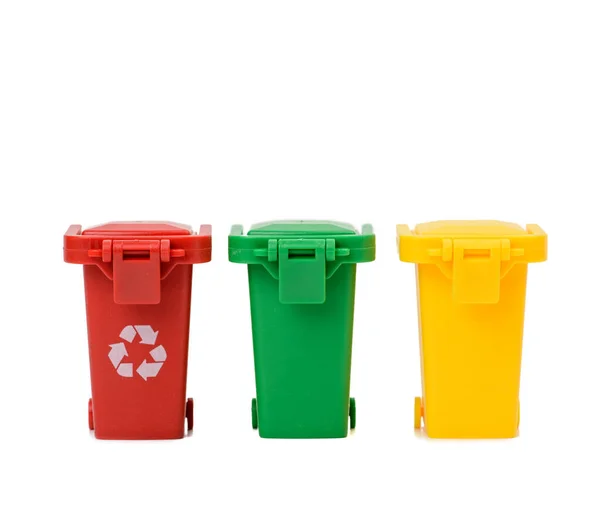 Trzy Wielobarwne Plastikowe Pojemniki Białym Tle Koncepcja Prawidłowego Sortowania Śmieci — Zdjęcie stockowe