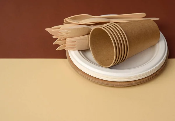 Pappbecher Und Holzgabel Leere Runde Braune Einwegteller Aus Recycelten Materialien — Stockfoto