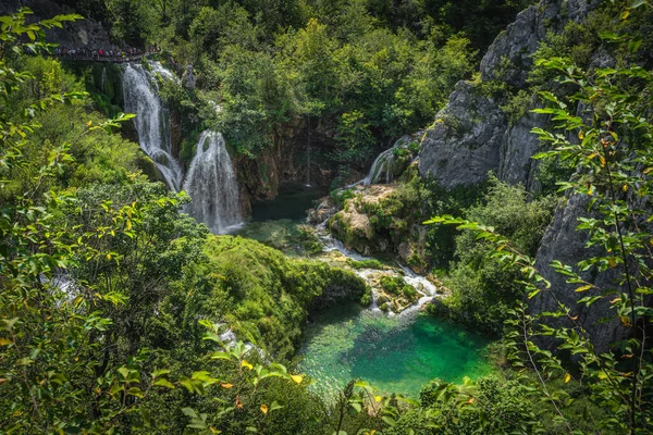 Schöne Türkisfarbene Seen Oder Teiche Und Erstaunliche Wasserfälle Plitvicer Seen — Stockfoto