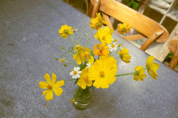 Żółte Kwiaty Szklanym Słoju Podłoże Drewniane — Zdjęcie stockowe