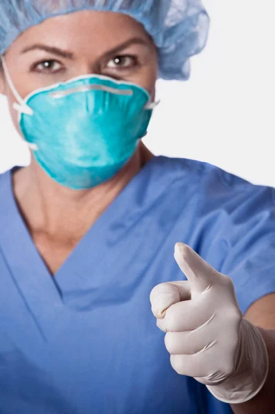 Retrato Joven Médico Con Uniforme Azul Una Máscara Sobre Fondo — Foto de Stock