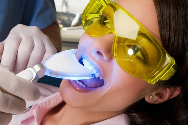 Tandarts Onderzoeken Van Een Patiënt Tandheelkundige Kliniek — Stockfoto