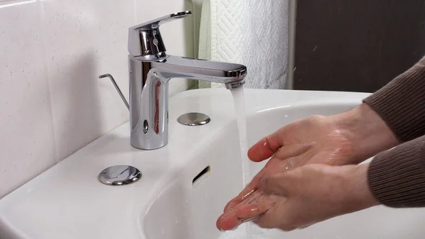 Nerozpoznatelná Osoba Pečlivě Myje Ruce Doma Pro Zdravotní Bezpečnost — Stock fotografie