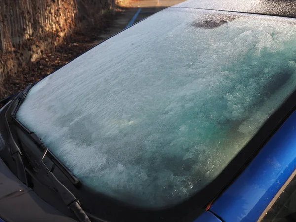 Lód Przedniej Szybie Samochodu Chłodny Zimowy Dzień — Zdjęcie stockowe