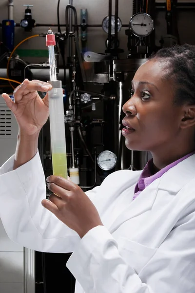 Αφροαμερικανή Επιστήμονας Που Εργάζεται Στο Εργαστήριο — Φωτογραφία Αρχείου